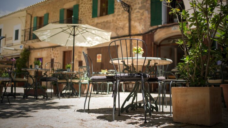 Best Parasols for Cosy Cafe Terraces